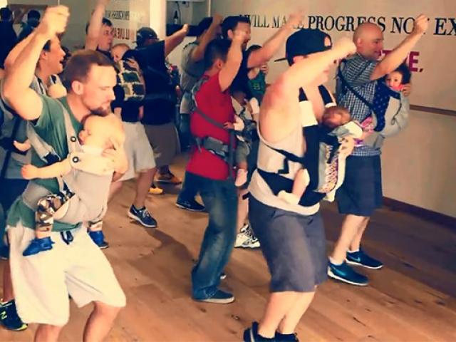 Bạn trẻ - Cuộc sống - Những ông bố địu con nhảy khiến dân mạng "phát sốt"