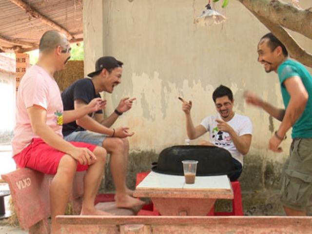 Phim - Các ông bố lấm lem vì nhọ nồi trong "Bố ơi mình đi đâu thế"