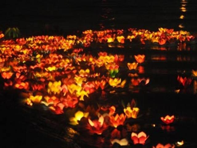 Tin tức trong ngày - Hoa đăng đẹp lung linh trên sông Sài Gòn đêm Rằm tháng Tư