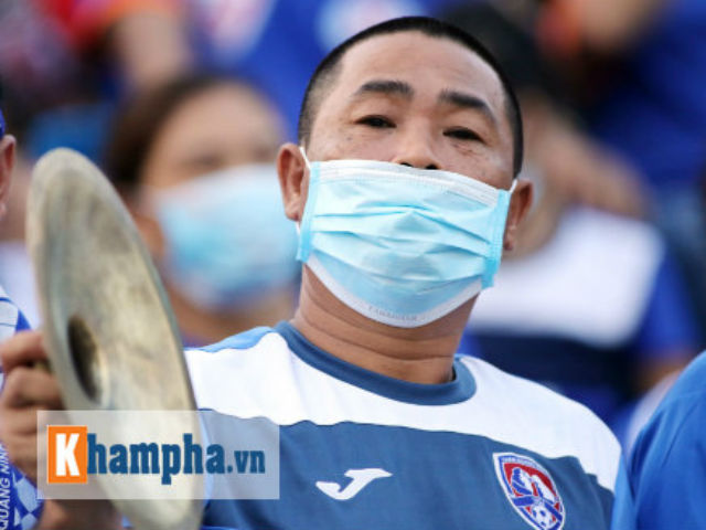 Bóng đá - Đeo khẩu trang xem bóng đá độc nhất vô nhị ở Cẩm Phả