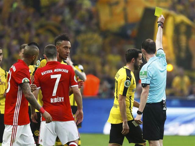 Bóng đá - Ribery chọc mắt đối thủ, nạn nhân bị… thẻ vàng