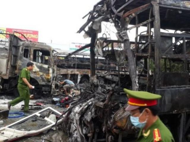 Video An ninh - 2 xe khách tông nhau bốc cháy, 12 người không thể nhận dạng