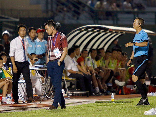 Bóng đá - HLV Nguyễn Đức Thắng bị đuổi vì phản ứng trọng tài