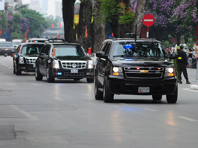 Clip: Cận cảnh dàn xe "khủng" hộ tống TT Obama trên phố HN