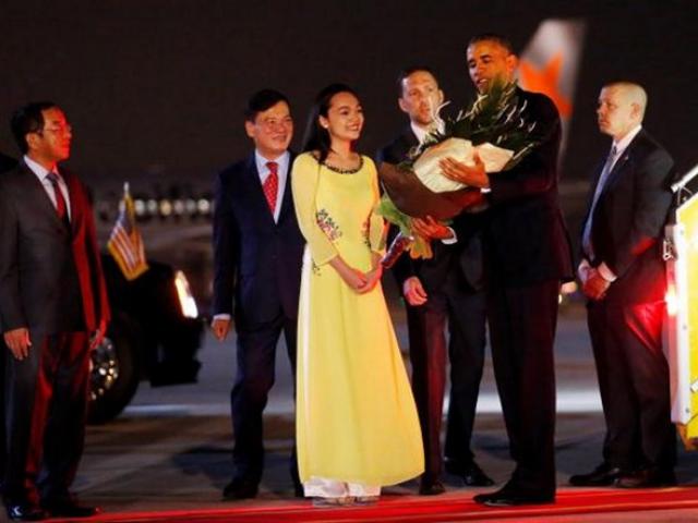 Bạn trẻ - Cuộc sống - Clip: 9X Việt cười tươi rói tặng hoa cho TT Obama