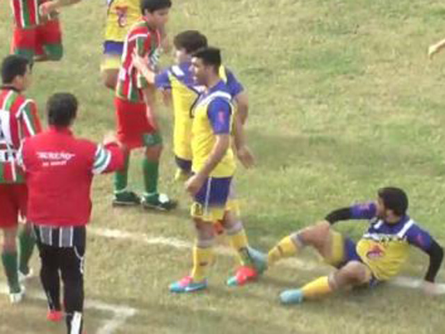 Bóng đá - SỐC: Cầu thủ chết bất thường trên sân sau va chạm