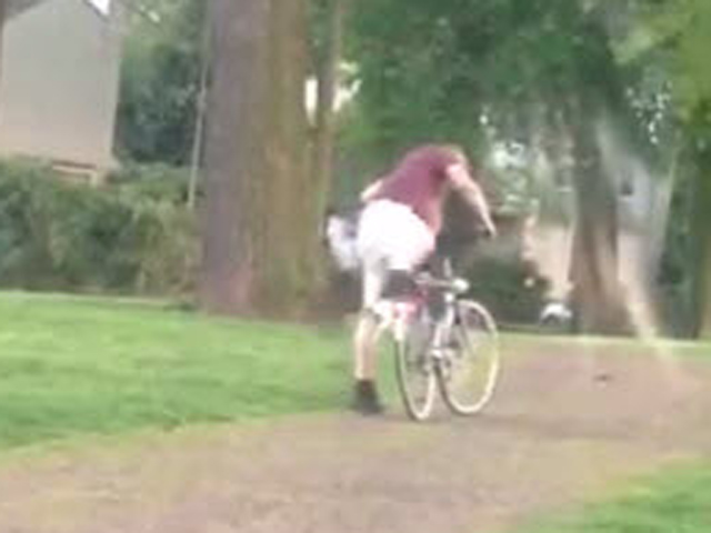Cười 24h - Clip hài: Người đàn ông "đánh vật" với chiếc xe đạp