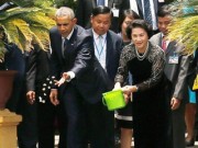 Tin tức trong ngày - Tổng thống Obama và Chủ tịch Quốc hội cho cá ăn tại Ao cá Bác Hồ