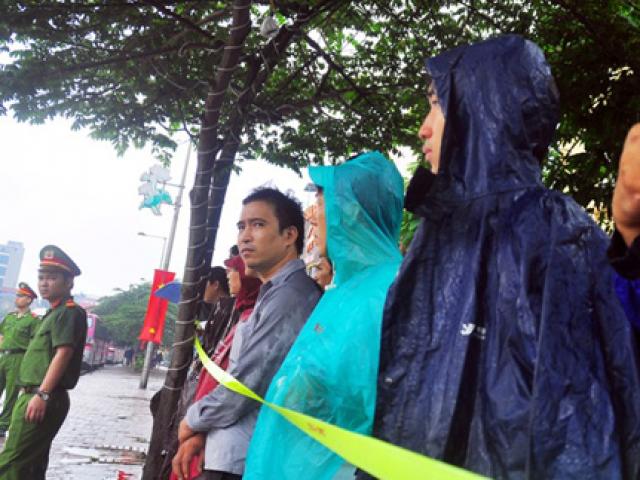 Ảnh: Người dân Hà Nội đội mưa chờ đoàn xe của TT Obama