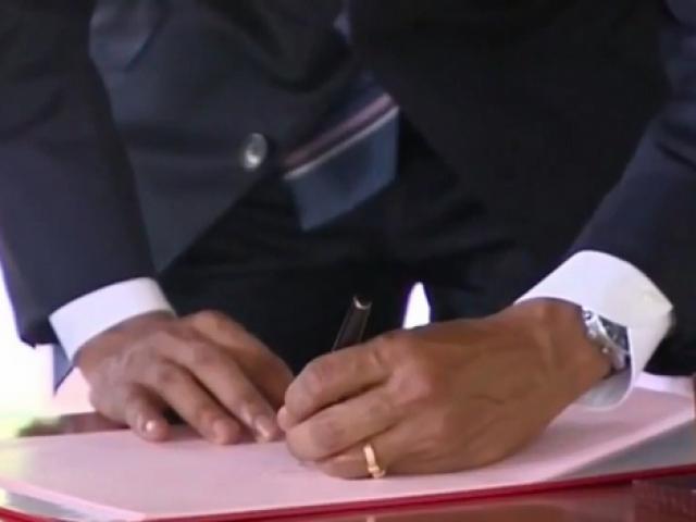 Chuyện chiếc bút Obama dùng đề tặng ở nhà sàn Bác Hồ