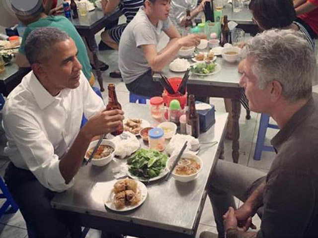 Tin tức trong ngày - Chủ quán bún chả: "Tay ông Obama rất ấm nóng và mềm"