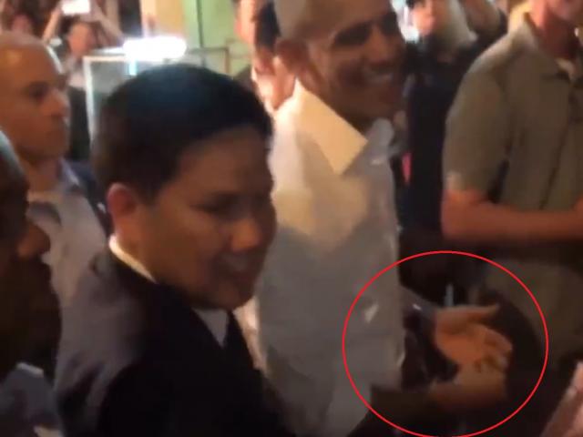 Thế giới - Vì sao ông Obama tháo nhẫn cưới khi bắt tay người dân?