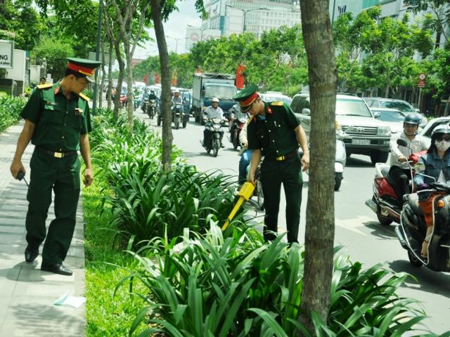 Tin tức trong ngày - Ảnh: Công binh dò từng bụi cây trên đường ông Obama di chuyển ở TP.HCM