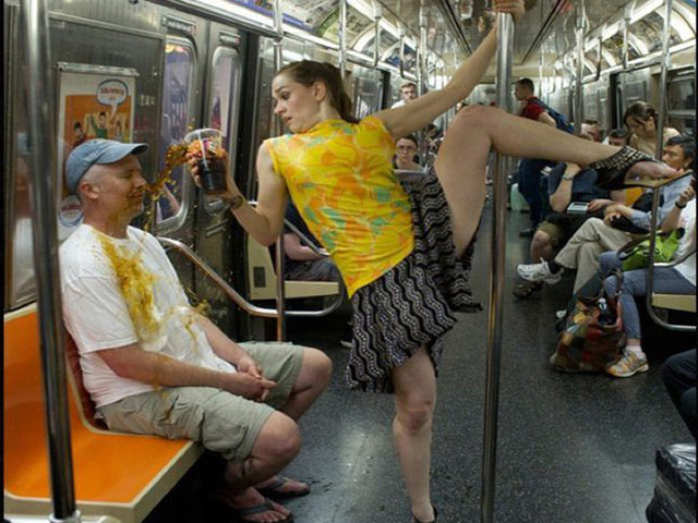 Cười 24h - Những tư thế "bá đạo trên từng hạt gạo" của chị em