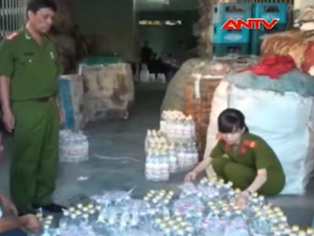 Thị trường - Tiêu dùng - Cận cảnh xưởng sản xuất "phù phép" axít thành giấm ăn