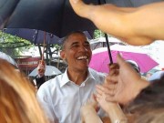 Tin tức trong ngày - Chùm ảnh: TT Obama đội mưa thăm hỏi người dân Hà Nội