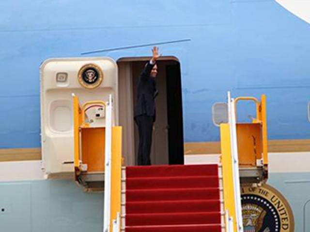 Tổng thống Obama chào tạm biệt Việt Nam