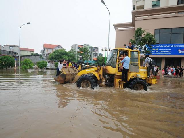 Tin tức trong ngày - Mưa suốt đêm, nhiều phố Hà Nội ngập sâu, giao thông tê liệt