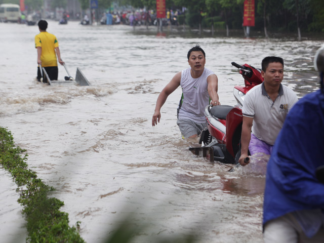 Tin tức trong ngày - Hà Nội ngập sâu, 50.000 đồng/lần "tăng bo" xe máy