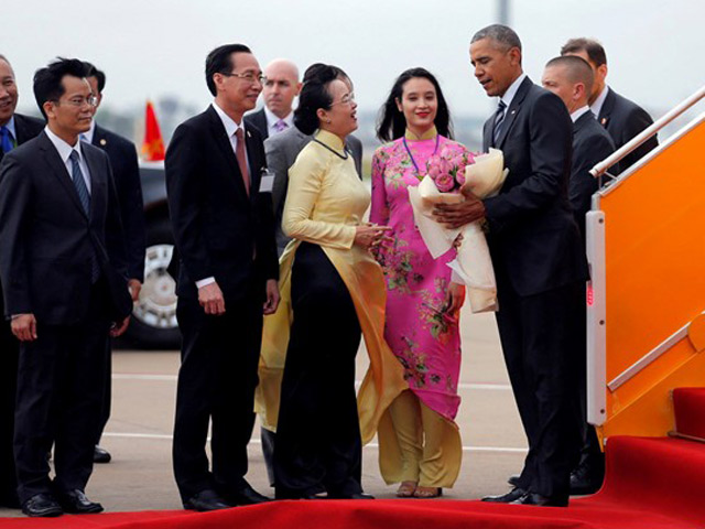 Bạn trẻ - Cuộc sống - Thiếu nữ xinh đẹp Sài thành tặng hoa sen cho TT Obama