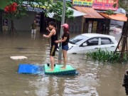 Tin tức trong ngày - Ngộ nghĩnh cảnh người HN chèo thuyền, bắt cá trên phố