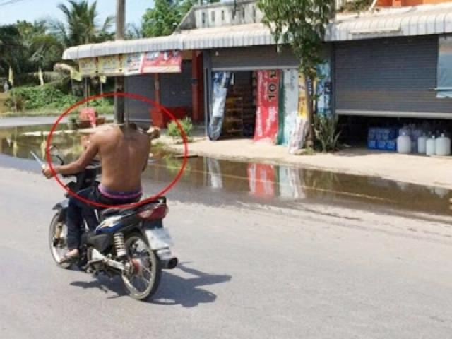Bạn trẻ - Cuộc sống - Người không đầu chạy xe máy khiến dân mạng "hết hồn"