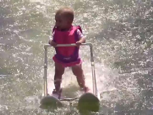 Thể thao - Bé 6 tháng chưa biết đi nhưng lướt sóng thành thần