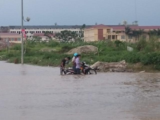 Hơn 1 ngày sau trận mưa kỷ lục, Hà Nội vẫn ngập nặng