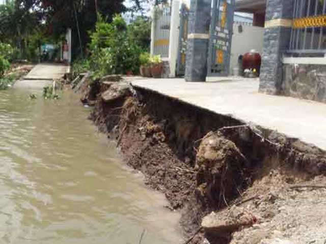 Tin tức trong ngày - Đường bê tông rơi tùm xuống sông, dân sợ xanh mắt