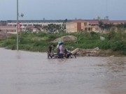 Tin tức trong ngày - Hơn 1 ngày sau trận mưa kỷ lục, Hà Nội vẫn ngập nặng