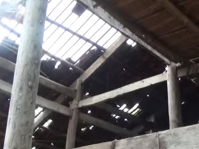 Tin tức trong ngày - Thót tim tảng đá 10 tấn rơi xuống nhà dân