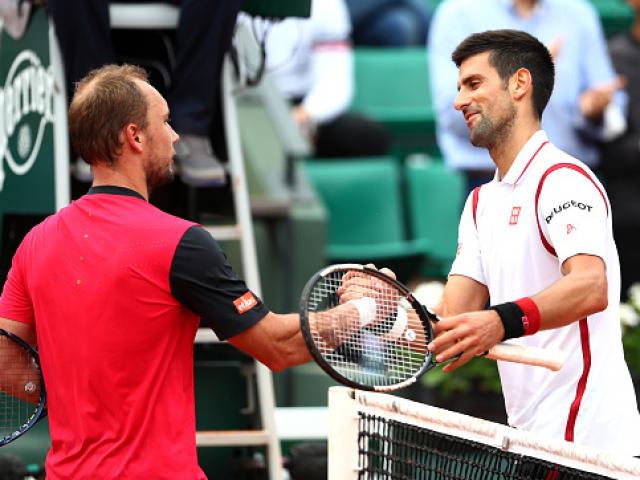 Thể thao - Hot shot: "Cá mập" bỏ nhỏ khiến Djokovic đứng hình