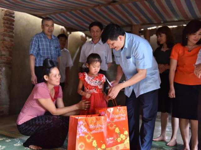 Sức khỏe đời sống - Thứ trưởng Bộ Y tế Nguyễn Thanh Long thăm và tặng quà cho thiếu nhi nhiễm HIV/AIDS