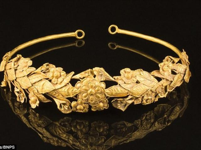 Thế giới - Anh: Vương miện 3 tỉ bị bỏ quên chục năm ở gậm giường