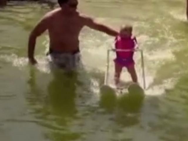 Thế giới - Mỹ: Bé gái 6 tháng tuổi phá kỉ lục thế giới lướt sóng