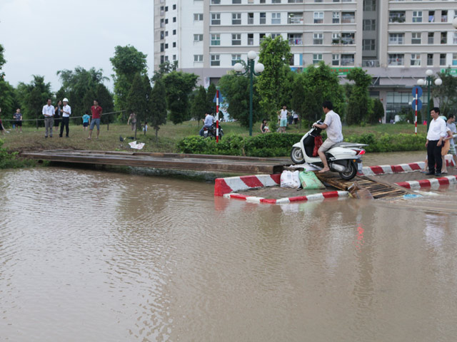 2 ngày sau mưa lớn, người HN đi cầu tạm vào ”ốc đảo”