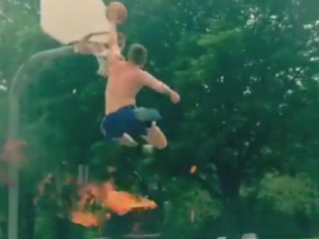 Thể thao - Chơi liều: Bay qua lửa ngùn ngụt để... úp rổ