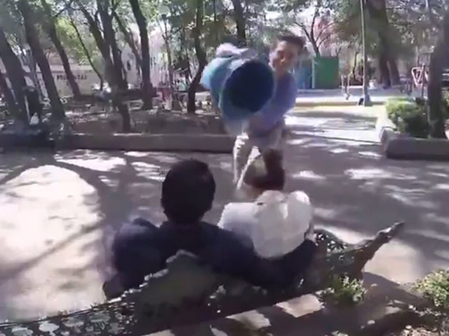 Cười 24h - "Đau ruột" với thanh niên troll người đi đường