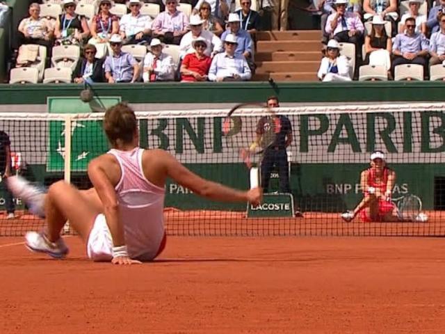 Thể thao - Hot shot Roland Garros: Hai người đẹp vừa ngồi vừa đánh