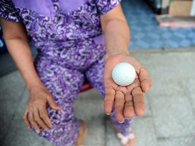 Tin tức trong ngày - Bóng golf “oanh tạc” nhà dân trên tuyến phố kiểu mẫu