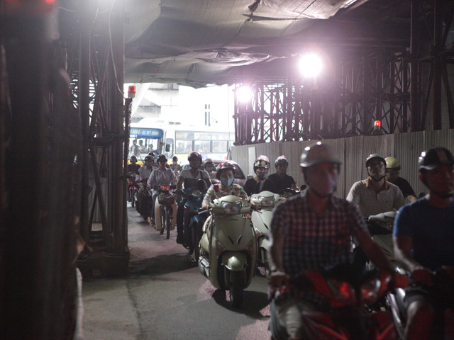 Tin tức trong ngày - Nín thở chui qua "hầm tối" dưới nhà ga đường sắt trên cao