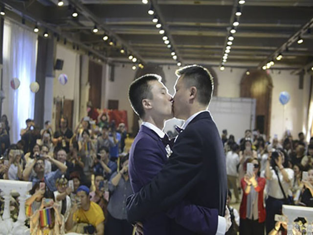 Bạn trẻ - Cuộc sống - Màn tỏ tình "gây sốt" của cặp đôi đồng tính nam