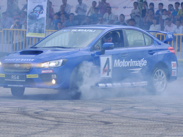 Ô tô - Xe máy - Xem kỷ lục Guiness thế giới 65 tuổi trình diễn "đốt lốp" xe ở Hà Nội