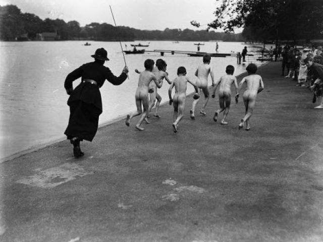 Thế giới - Ảnh hiếm về thời Nữ hoàng Anh còn là trẻ sơ sinh