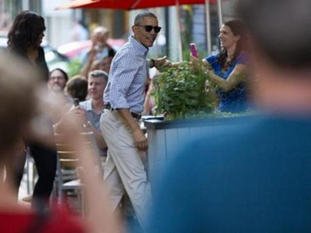 Obama rủ vợ đi ăn nhà hàng sau khi trở lại Mỹ