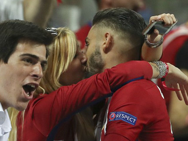 Bóng đá - Ghi bàn, SAO Atletico được bồ hoa hậu "thưởng nóng"