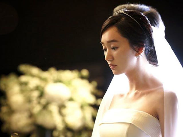 Bạn trẻ - Cuộc sống - Gái trẻ "lãnh đòn" vì chơi trò ghép hình cô dâu