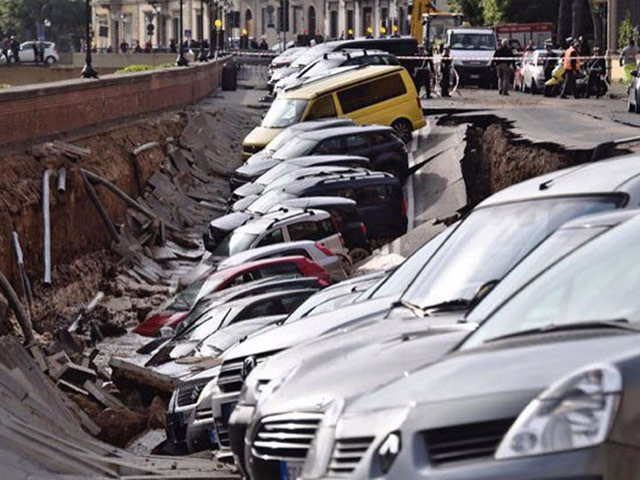 Ô tô - Xe máy - "Hố tử thần" nuốt trọn 20 chiếc xe hơi