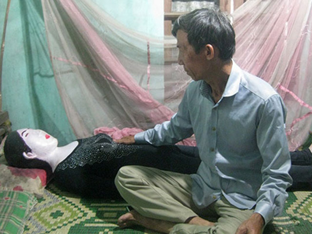 Tin tức trong ngày - Gặp người đàn ông từng ăn ngủ bên thi thể vợ