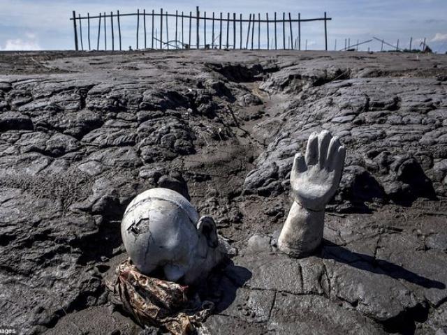 Du lịch - Ảnh: Ngôi làng bị bùn tấn công 10 năm "không nghỉ"